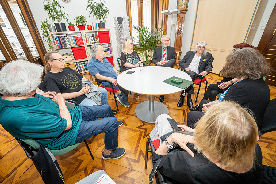 Die kleine Feier fand im Amt der Bürgermeisterin statt.