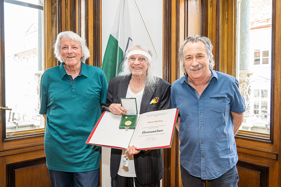 Sie freuten sich mit ihm: Günter Timischl (li) und Gert Steinbäcker, die anderen beiden Musiker des STS-Trios.