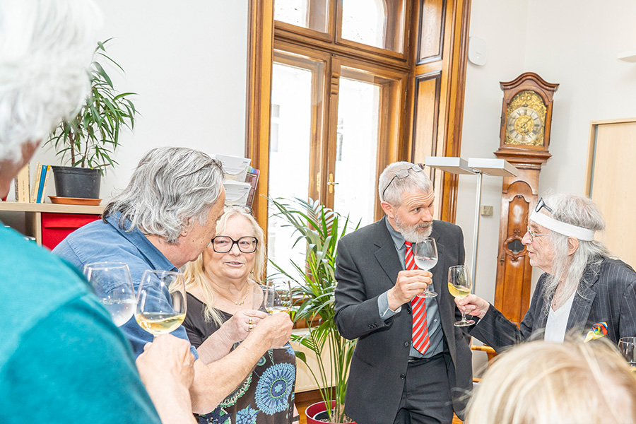 Mit einem Gläschen Wein wurde auf den Geehrten angestoßen.