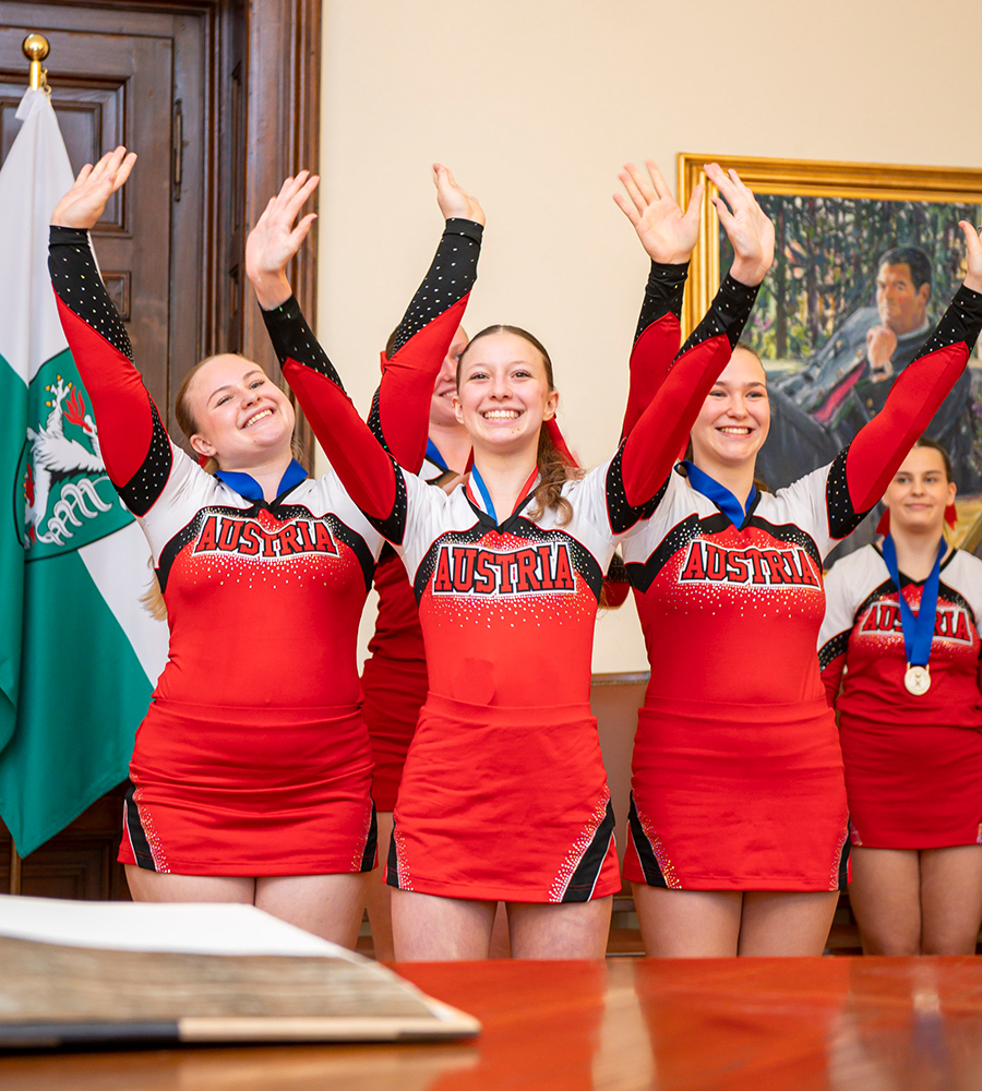 Goldene Bucheintragung der erfolgreichen Cheerleaderinnen. © Stadt Graz/Fischer Goldene Bucheintragung der erfolgreichen Cheerleaderinnen.