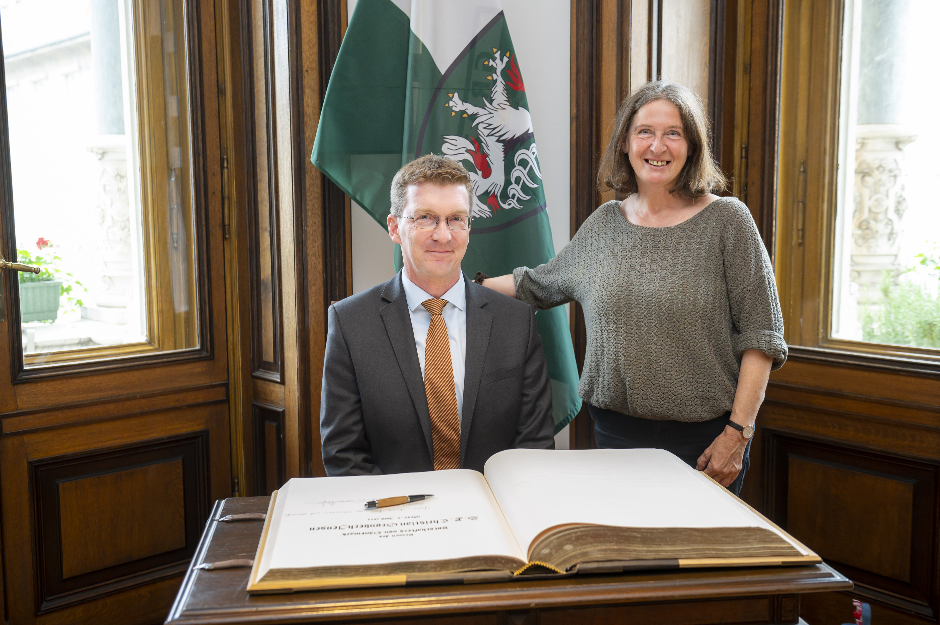Der dänische Botschafter Christian Grønbech-Jensen trug sich im Büro von Bürgermeisterin Elke Kahr in das Goldene Buch der Stadt Graz ein.