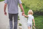 Symbolbild: Vater Hand in Hand mit Kind