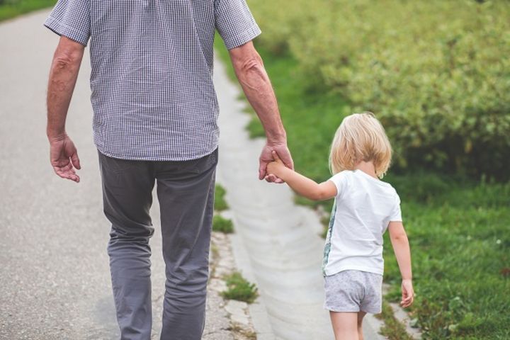 Symbolbild: Vater Hand in Hand mit Kind