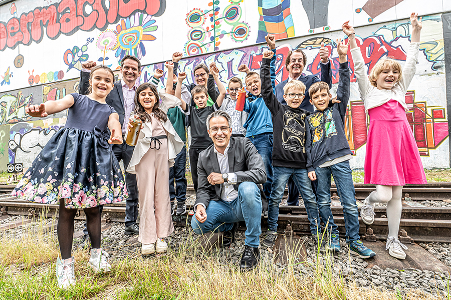 Stadtrat Kurt Hohensinner mit Vorstand und Gründer von Saubermacher, Gemeinderätin Alexandra Würz-Stalder und den Kids der VS Jägergrund.