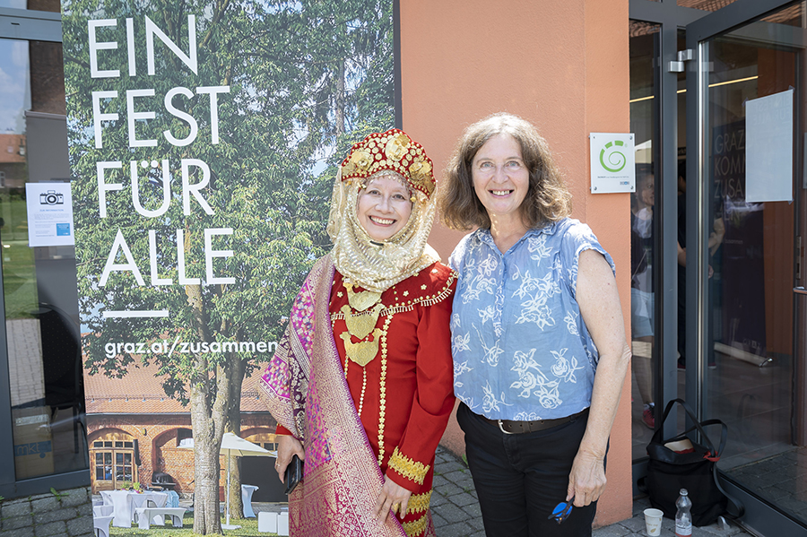 Die Bürgermeisterin mit einer Teilnehmerin aus Indonesien.