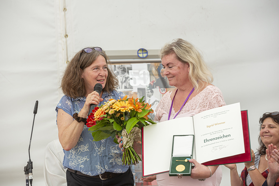 Bürgermeisterin Kahr verlieh das Goldenen Ehrenzeichen der Stadt Graz an Sigrid Wimmer, Leiterin des VinziMarktes.