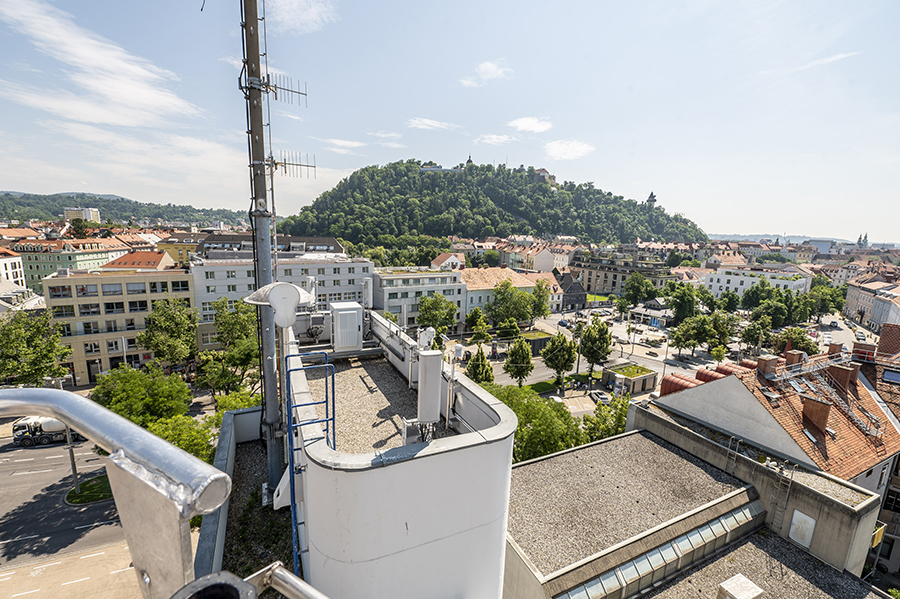 Hoch hinaus: Die neue Klima- und Wettermessstation auf dem Turm der Grazer Berufsfeuerwehr.