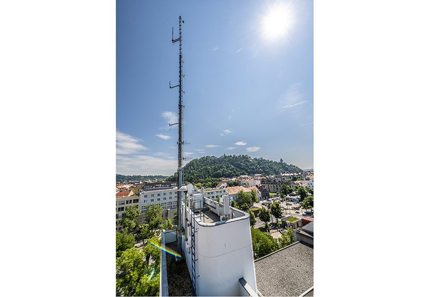 Hoch hinaus: Die neue Klima- und Wettermessstation auf dem Turm der Grazer Berufsfeuerwehr.