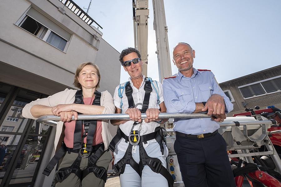 Sonnige Aussichten bei der heutigen Eröffnung der Klima- und Wettermessstation bei der Grazer Feuerwehr: Vizebgm.in Judith Schwentner, Alexander Podesser (GeoSphere) und Branddir. Klaus Baumgartner (v. l.)