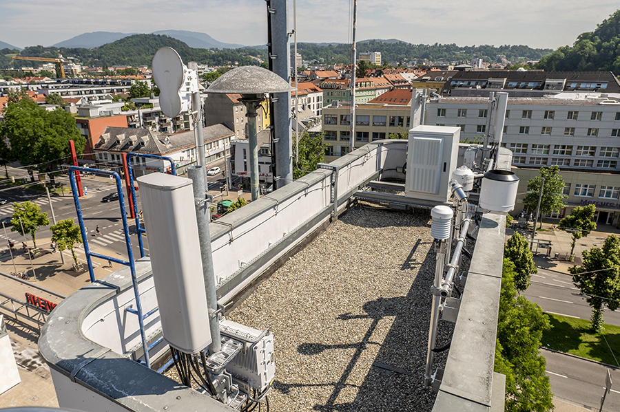 Hoch hinaus: Die neue Klima- und Wettermessstation auf dem Turm der Grazer Berufsfeuerwehr.
