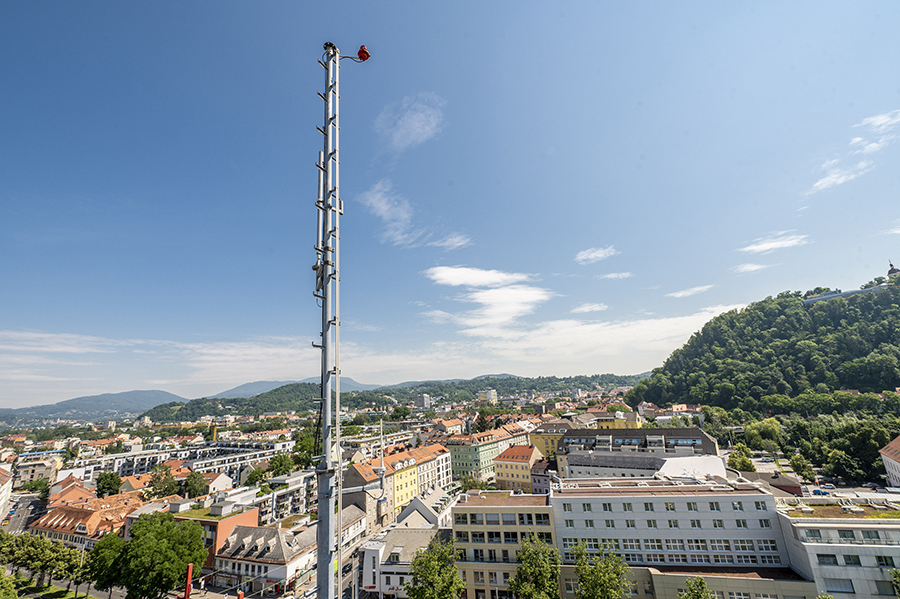 Hoch hinaus: Die neue Klima- und Wettermessstation auf dem Turm der Grazer Berufsfeuerwehr.