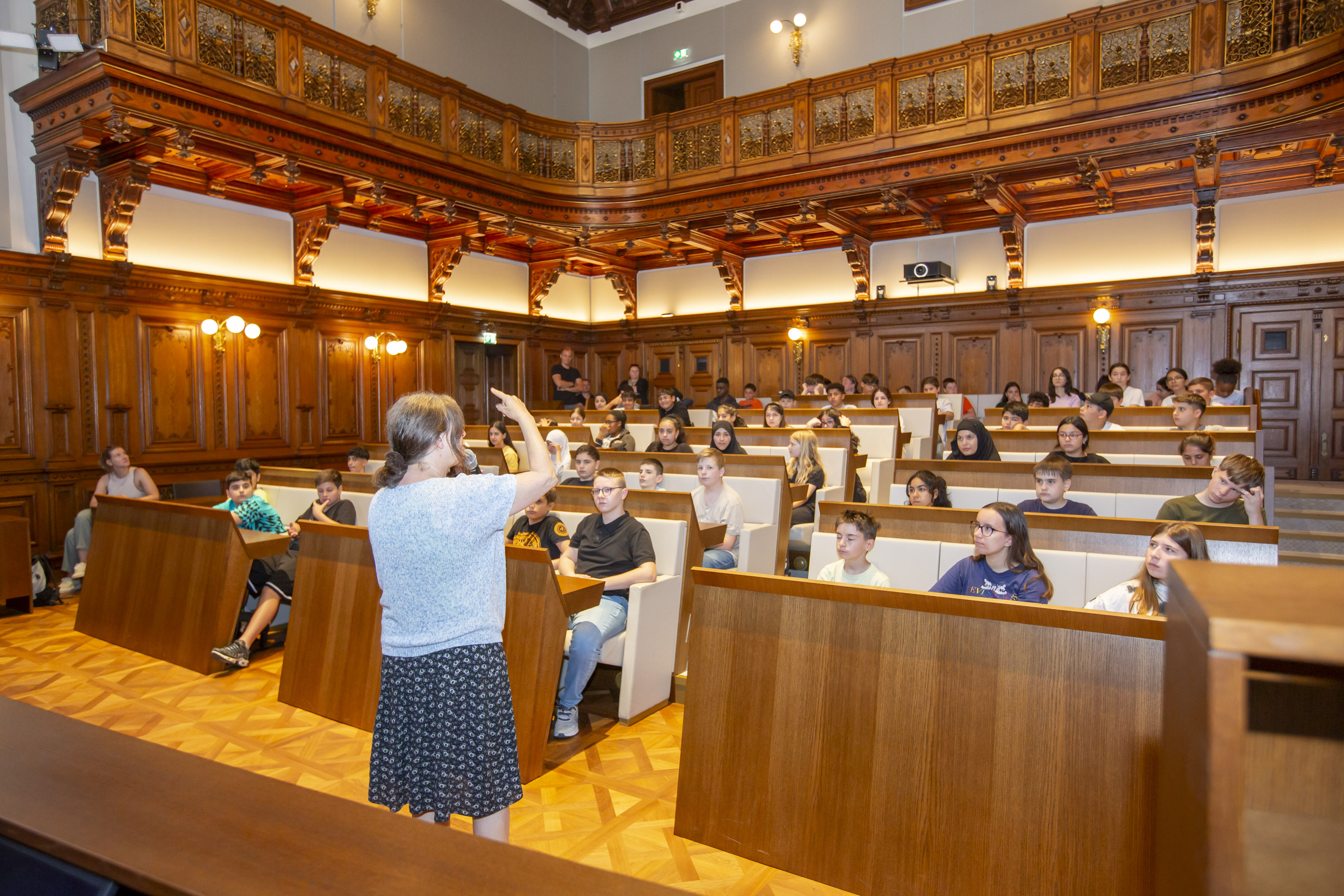 Die zweiten Klassen der MS Algersdorf zu Besuch im Gemeinderatssitzungssaal.