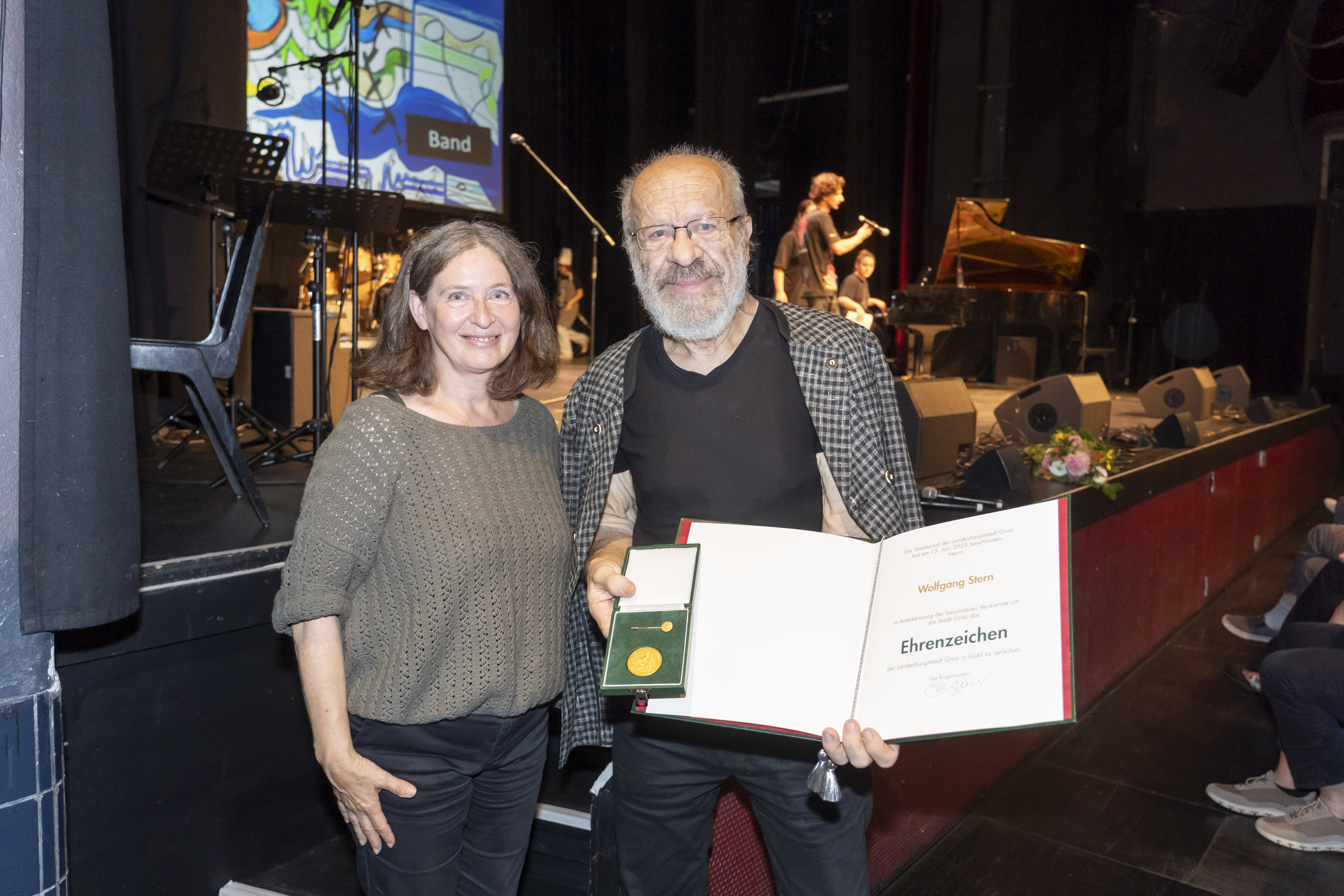 Bürgermeisterin Elke Kahr zeichnete den Initiator und ehemaligen Direktor der MHS Ferdinandeum Wolfgang Stern mit dem Goldenen Ehrenzeichen der Stadt Graz aus. © Stadt Graz/Fischer Bürgermeisterin Elke Kahr zeichnete den Initiator und ehemaligen Direktor der MHS Ferdinandeum Wolfgang Stern mit dem Goldenen Ehrenzeichen der Stadt Graz aus.