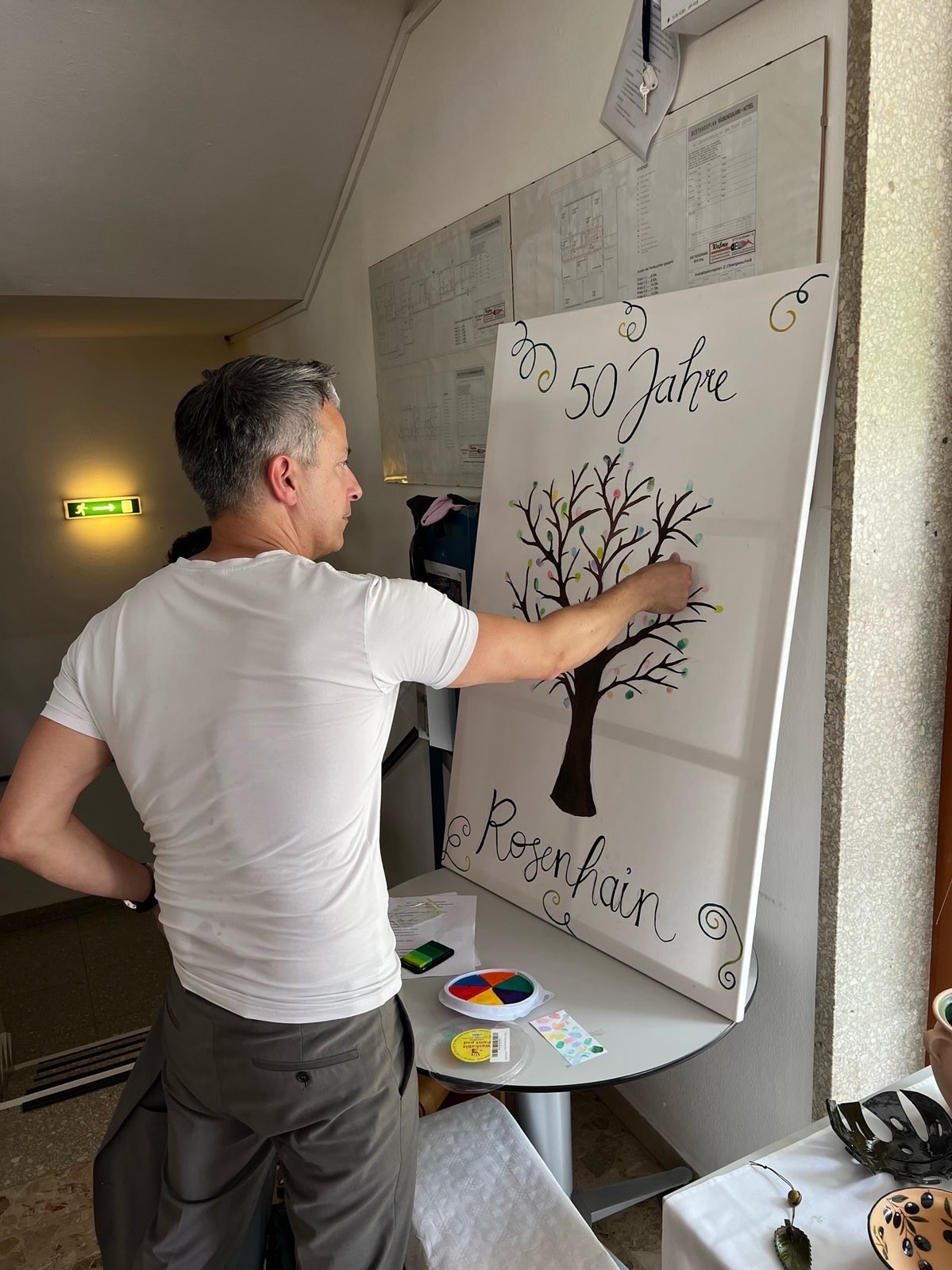 Bildungsstadtrat Kurt Hohensinner verewigt sich am Jubiläumsbaum