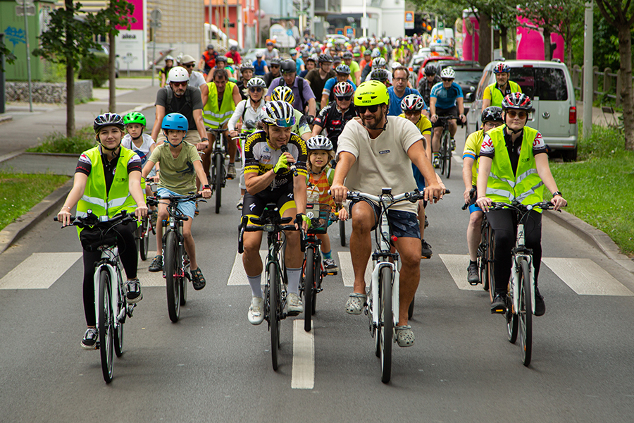 Fahrt in den Sommer: Das jüngste CityRadeln brachte hunderte Radler:innen auf Touren. Mit dabei Extrem-Radfahrer Christop Strasser (im Interview mit ModeRador Gonzo Renger)