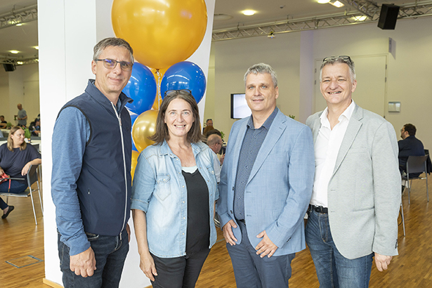 Gratulierten GPS-Geschäftsführer Alexander Lozinsek (3. v. l.) und seinen Mitarbeiter:innen: Magistratsdirektor Martin Haidvogl, Bürgermeisterin Elke Kahr und Stadtrat Manfred Eber (v. l.). © Stadt Graz/Fischer Gratulierten GPS-Geschäftsführer Alexander Lozinsek (3. v. l.) und seinen Mitarbeiter:innen: Magistratsdirektor Martin Haidvogl, Bürgermeisterin Elke Kahr und Stadtrat Manfred Eber (v. l.).
