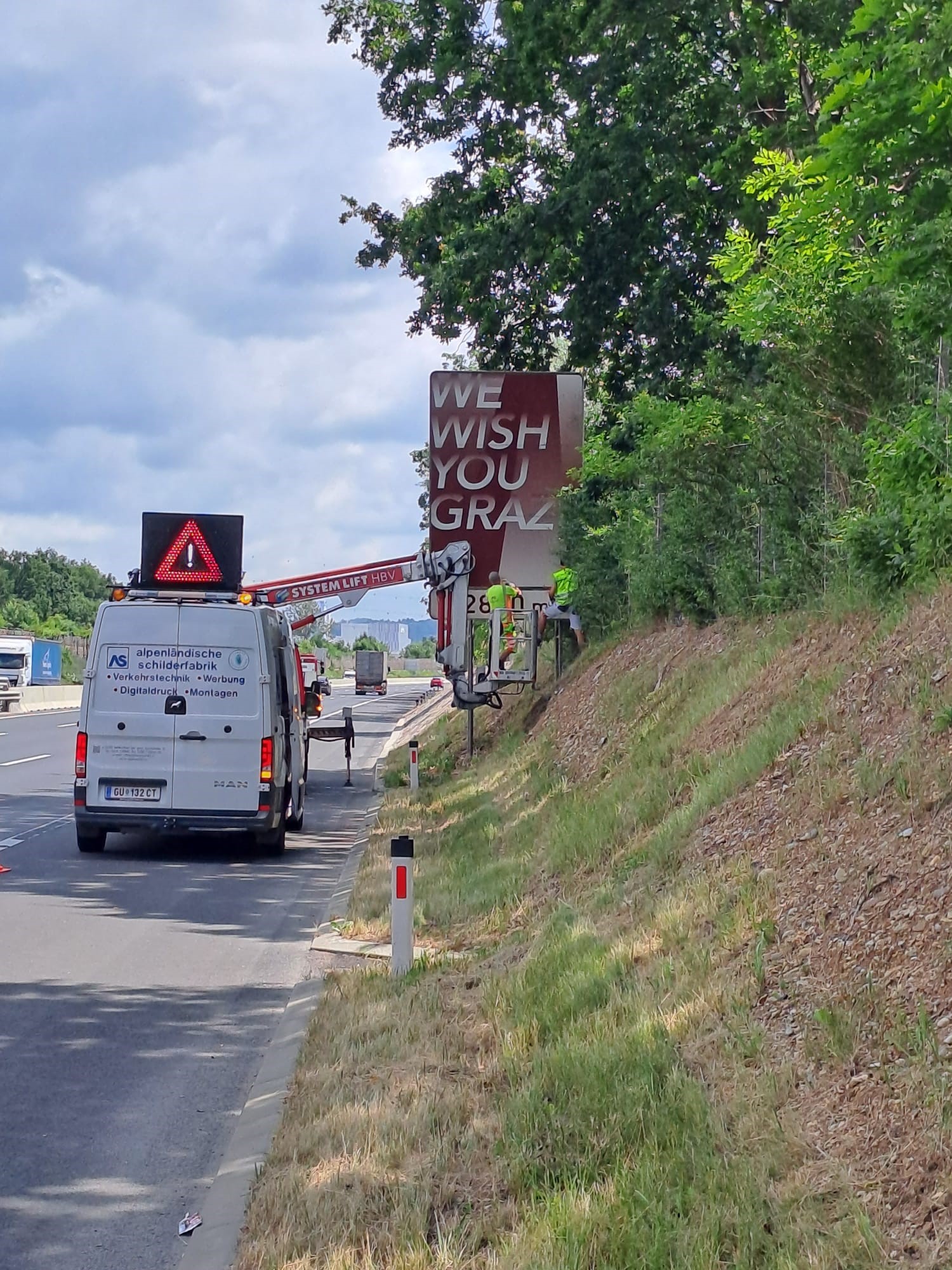 Impressionen vom Aufstellen der Hinweistafeln