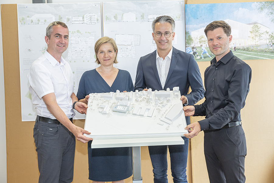 Ein bewegendes Projekt: Architekt Gregor Tritthart, Vizebürgermeisterin Judith Schwentner, Stadtrat Kurt Hohensinner und Architekt Hermann Herbst (v. l.) 