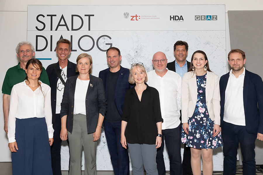 Beim fünften StadtDialog im HDA war Klimaschutz das beherrschende Thema: Julia Fessler, Judith Schwentner, Beate Engelhorn, Sabrina Pemberger (vorne, v. l.), Werner Prutsch, Günter Katherl, Gustav Spener,  Rudi Scheuermann, Bertram Werle und Thomas Drage (hinten, v. links)