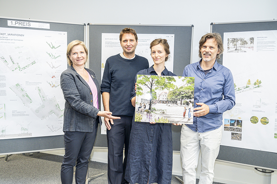 Vizebürgermeisterin Judith Schwentern mit dem Architekt:innenteam Wolfgang Timmer, Julia Fröhlich und Martin Konrad (v. l.)