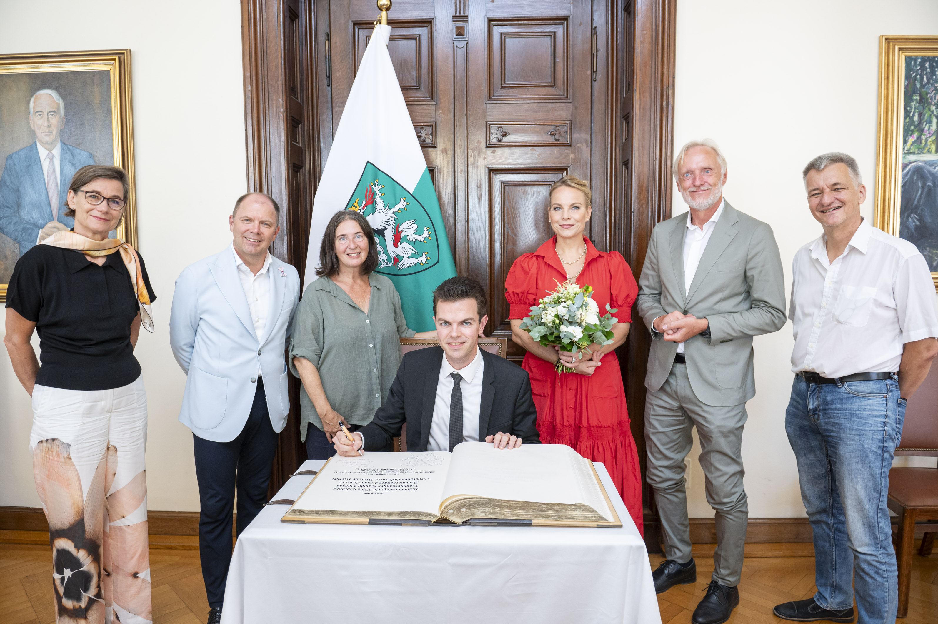 Elina Garanca und Marcus Merkel tragen sich in das Goldene Buch der Stadt Graz ein.