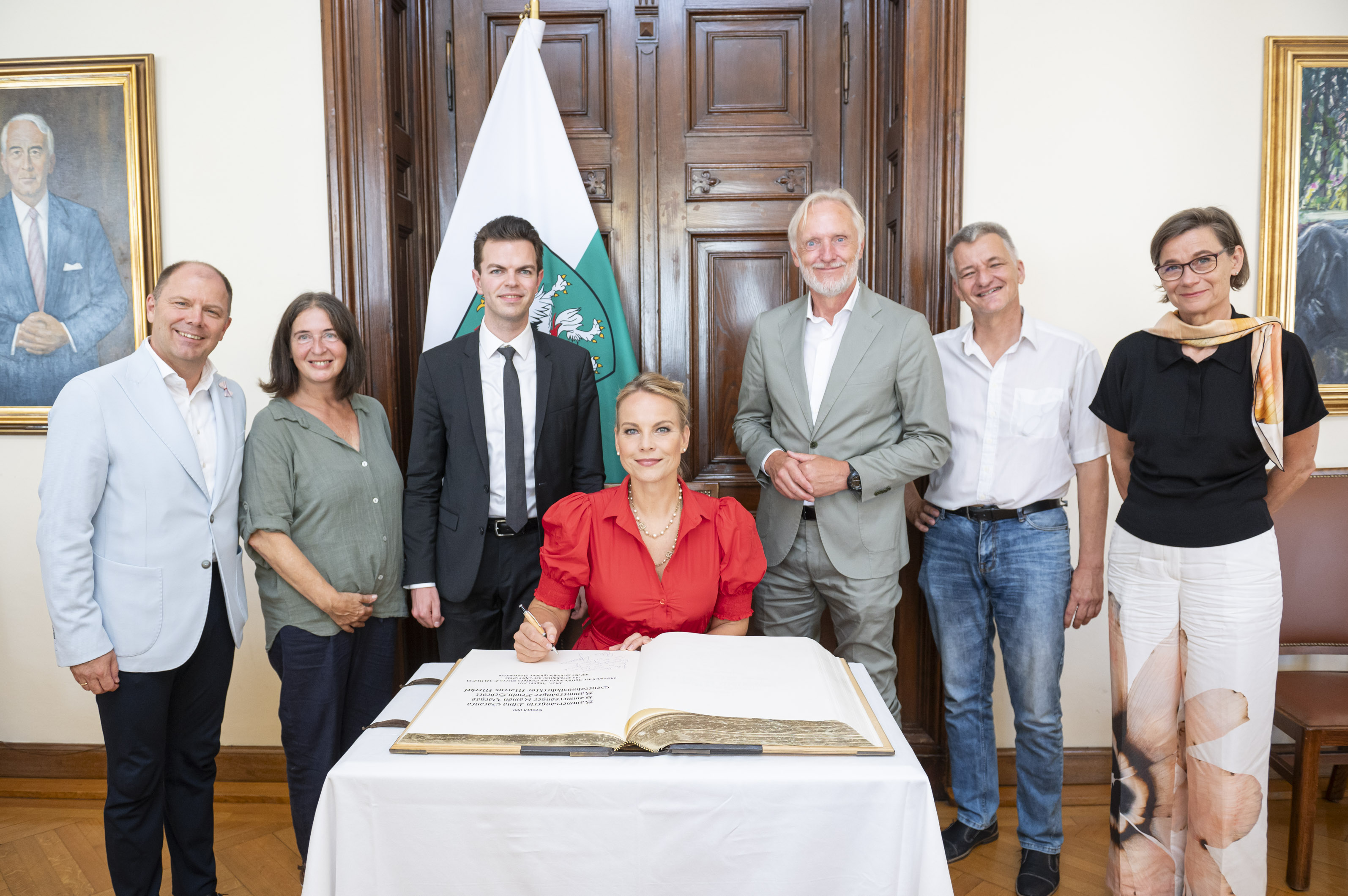 v.l.: Bernhard Rinner, Elke Kahr, Marcus Merkel, Elina Garanca, Günter Riegler, Manfred Eber und Alexandra Würz-Stalder