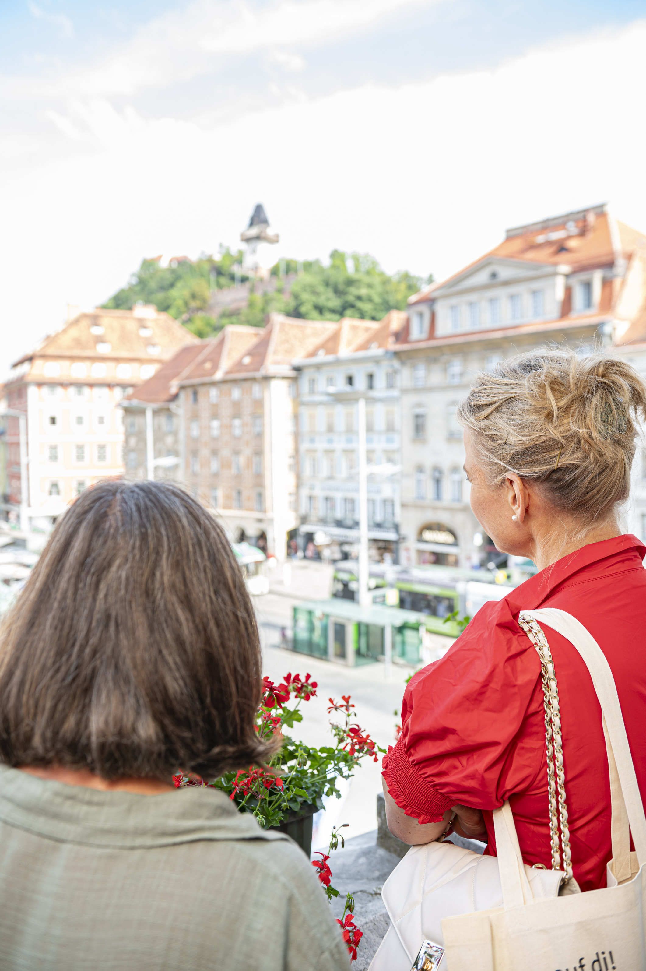 Elina Garanca und Marcus Merkel tragen sich in das Goldene Buch der Stadt Graz ein.