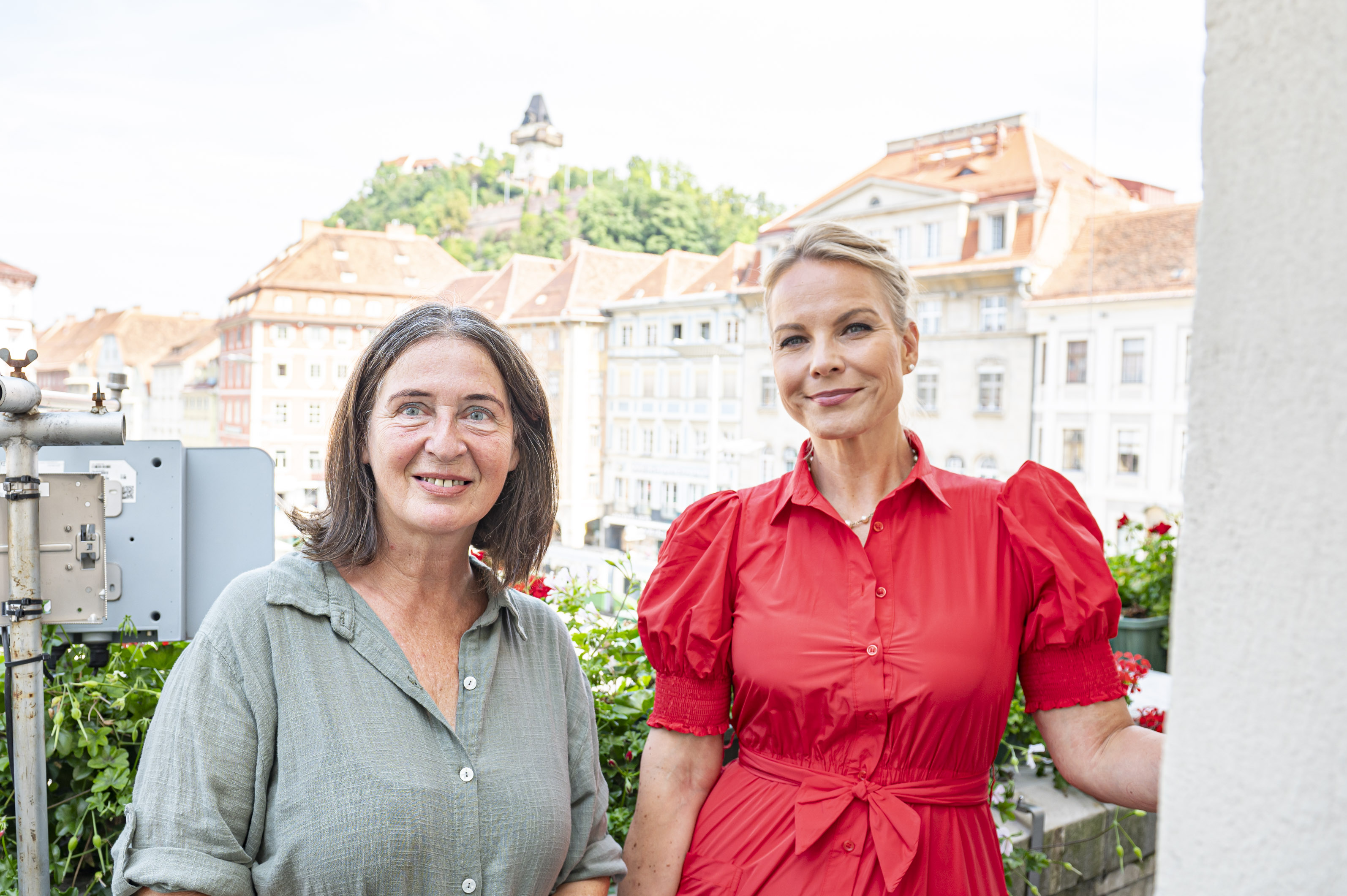Elina Garanca und Marcus Merkel tragen sich in das Goldene Buch der Stadt Graz ein.