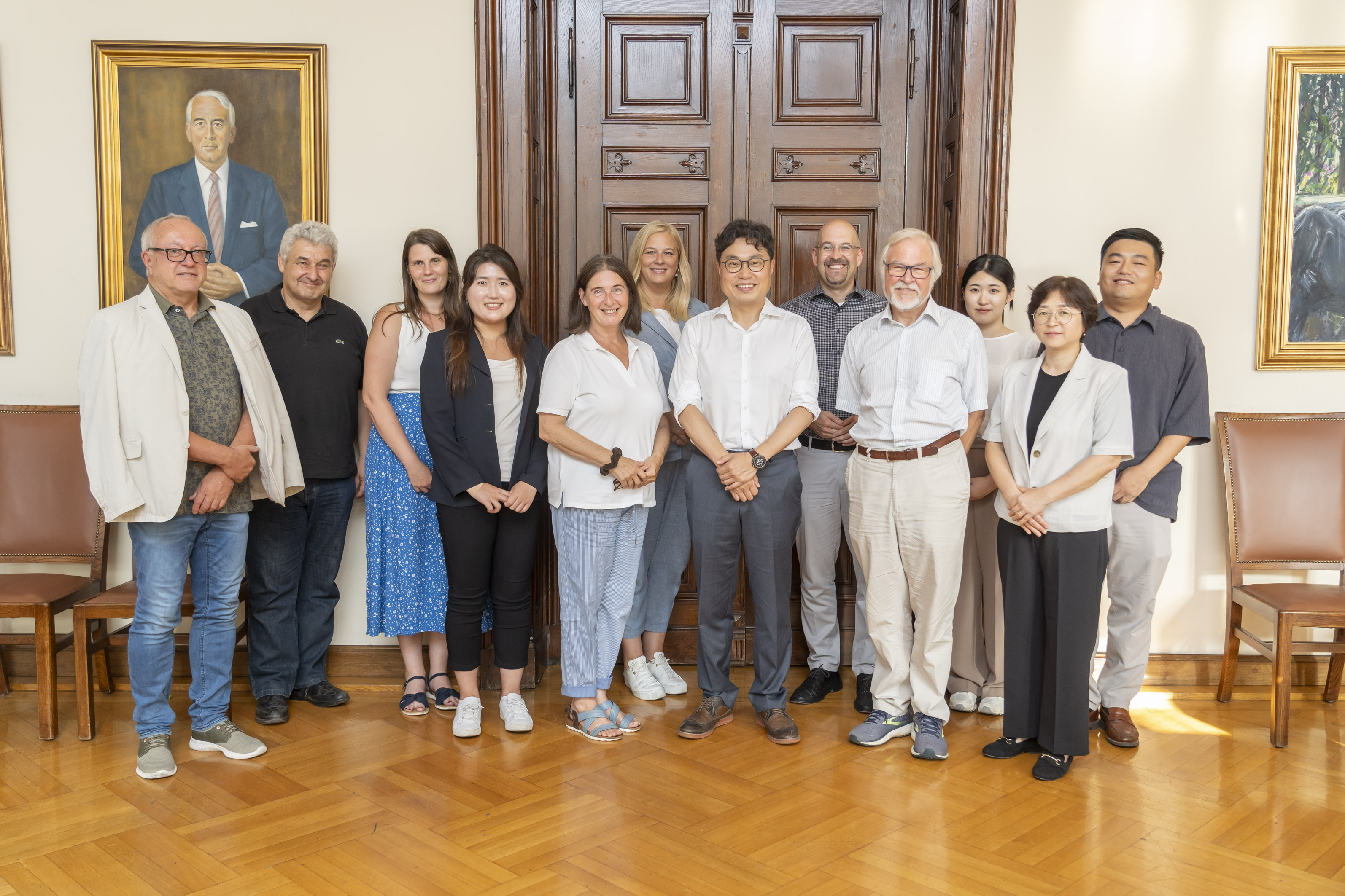 Ein Gruppenbild, um den intensiven Austausch zwischen Südkorea und Graz im Bild festzuhalten. © Stadt Graz/Fischer Ein Gruppenbild, um den intensiven Austausch zwischen Südkorea und Graz im Bild festzuhalten.