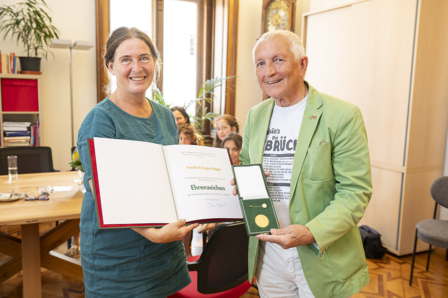 Bürgermeisterin Elke Kahr überreichte Friedrich Hager das Goldene Ehrenzeichen der Stadt Graz.