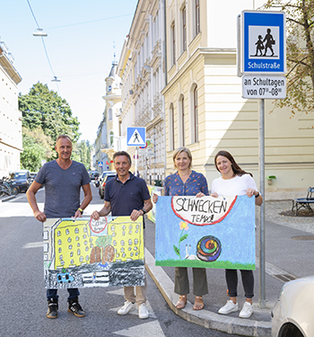 Mehr Sicherheit durch Schulstraßen: Gottfried Hohl und Anton Trummer vom Stadtpolizeikommando Graz, Vizebürgermeisterin Judith Schwentner und Gabriele Herzog von der Verkehrsplanung (v. l.)