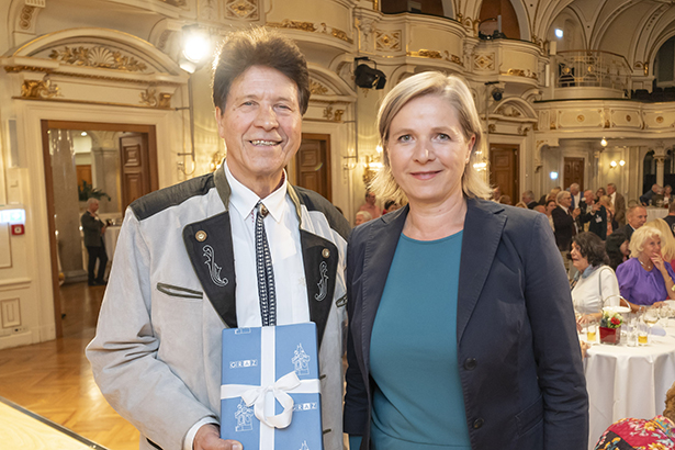 Ein Gastgeschenk von Vizebürgermeisterin Judith Schwentner für Präsident Werner Götz