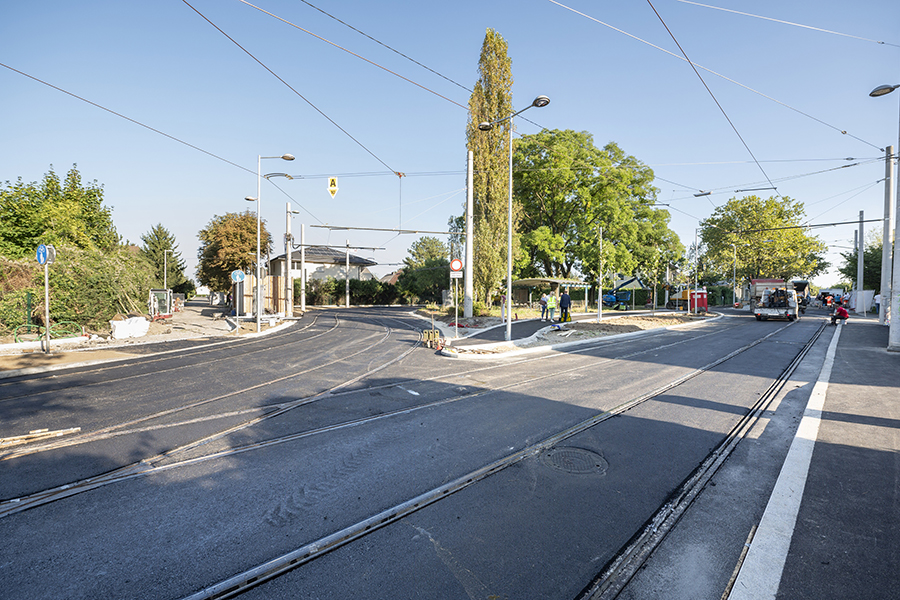Auf ganzer Linie ein Erfolg: Ab 9. September fährt die Linie 7 entlang der üppig begrünten Strecke wieder bis zur neu gestalteten Endhaltestelle Wetzelsdorf.