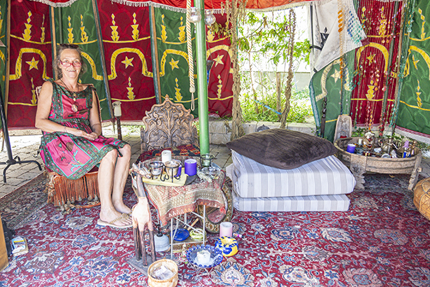Sogar ein echtes orientalisches Hochzeitszelt steht für die Gäste zur Verfügung.