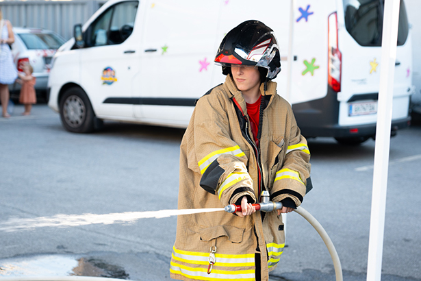 "Ich will Feuerwehrmann werden". Dieser junge Gast probierte es gleich einmal aus. © Berufsfeuerwehr Graz "Ich will Feuerwehrmann werden". Dieser junge Gast probierte es gleich einmal aus.