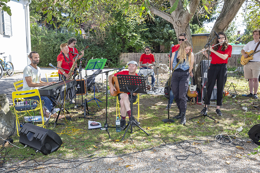 Musiker:innen des SMZ-"Band Café" spielten auf.