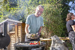 SMZ-Gründervater Gustav Mittelbach war der Grillmeister des SMS-Sommerfestes.