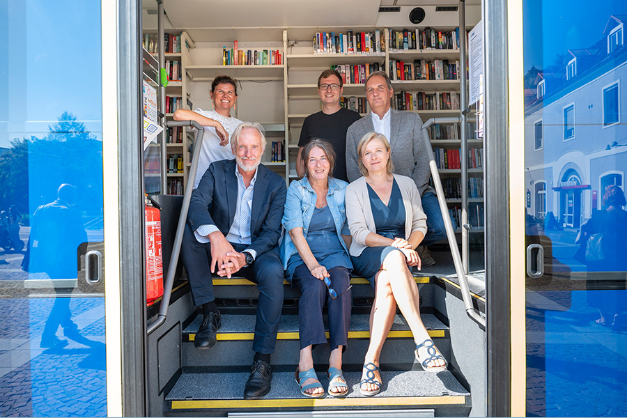 Gruppenbild mit Marie-Theres Stampfl und Vertreter:innen der Stadtpolitik