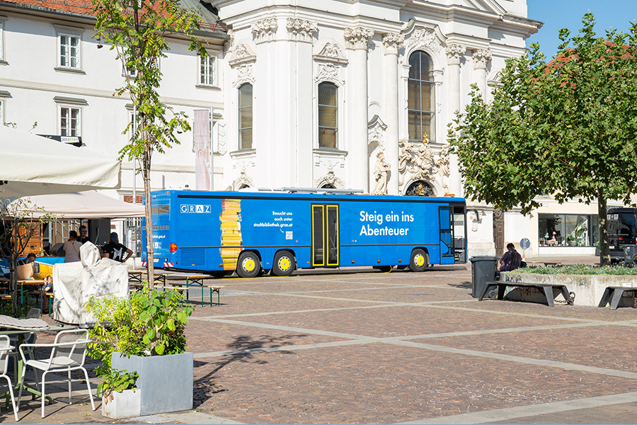 Neuer Look in knackigem Blau für den Bücherbus.