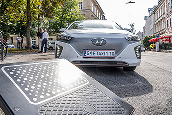eTaxis können in Zukunft kabellos laden © Stadt Graz/Fischer eTaxis können in Zukunft kabellos laden
