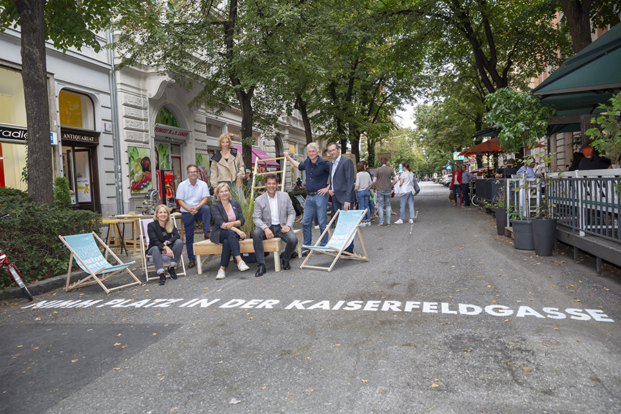 Von Menschen für Menschen – die Kaiserfeldgasse wandelt sich. Judith Schwentner (3. v. l.), Simone Reis, Wolfgang Feigl, Barbara Urban, Betram Werle, Stefan Bendiks und Bernhard Inninger.