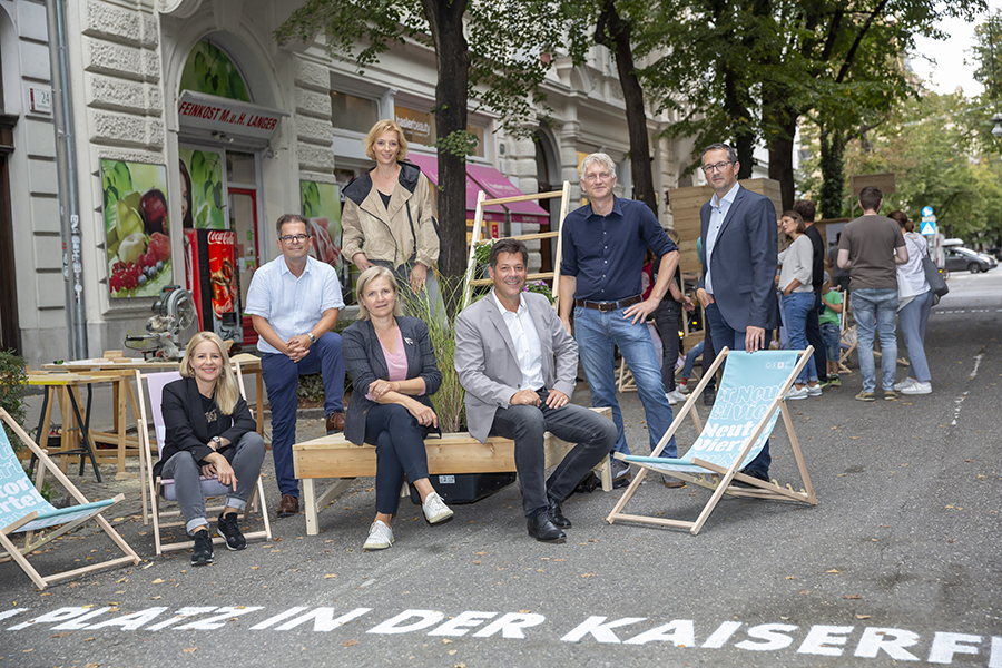 Judith Schwentner (3. v. l.), Simone Reis, Wolfgang Feigl, Barbara Urban, Betram Werle, Stefan Bendiks und Bernhard Inninger.