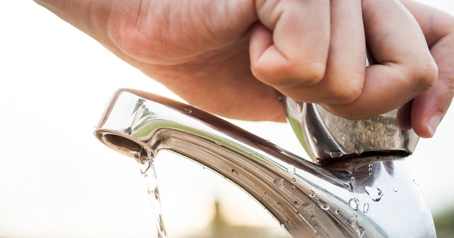 Wasser ist eine kostbare Ressource: Mit einfachen, aber effizienten Tipps kann man Wasserverschwendung im Haushalt entgegenwirken.