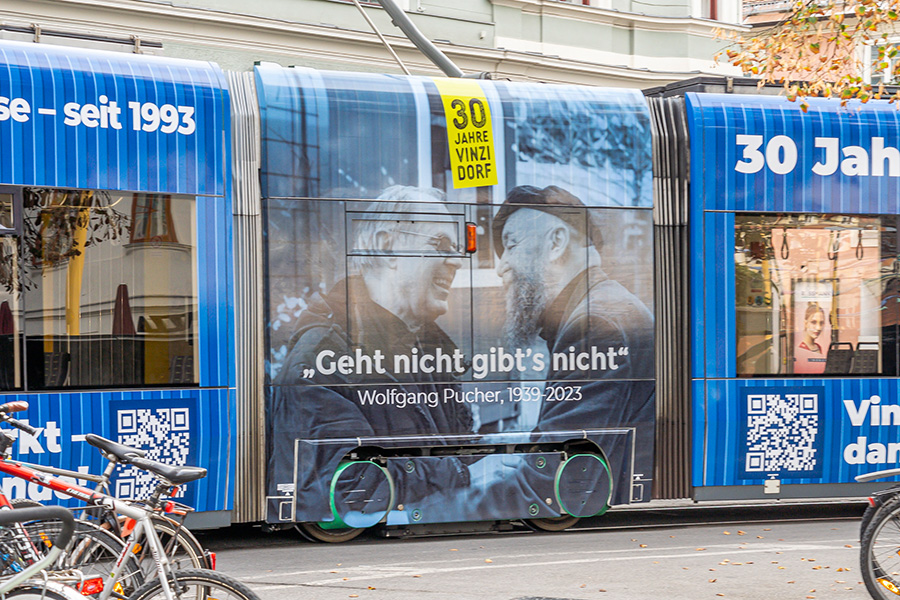 Ab sofort fährt die VinziDorf-Straßenbahn ein Jahr lang durch die Straßen der Landeshauptstadt.