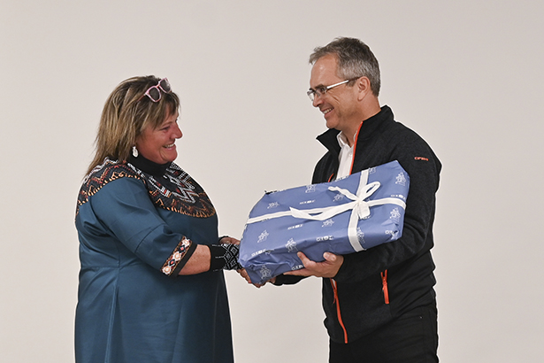 Hjørdis Viberg, Ortsteilleiterin in Tasiilaq, Grönland bekommt ein Gastgeschenk der Grazer Bürgermeisterin Elke Kahr von Uni-Rektor Peter Riedler überreicht. 