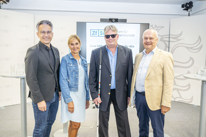 Inklusionsstadtrat Kurt Hohensinner, Andrea Fink (Abteilungsleiterin Sozialamt), Dietmar Ogris (Selbstvertreter, Obmann Selbstbestimmt Leben), Franz Wolfmayr (Inklusionsexperte, Zentrum für Sozialwirtschaft)