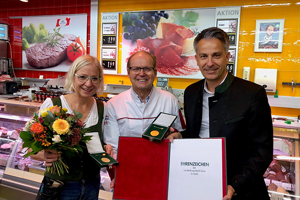 Stadtrat Kurt Hohensinner überbrachte dem Ehepaar Koch das Goldene Ehrenzeichen der Stadt Graz und wünschte für die Zukunft alles Gute.
