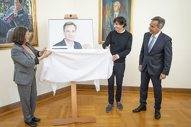 Enthüllungsmoment: Bürgermeisterin Elke Kahr und Künstler Alfredo Barsuglia entfernen das Tuch vom Porträt des Bürgermeisters a. D. Siegfried Nagl (r.)