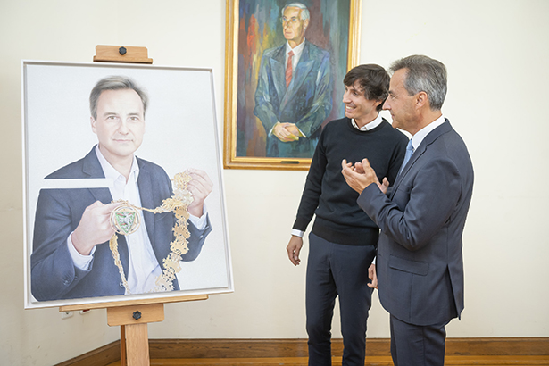 Im Gespräch mit dem Künstler: Siegfried Nagl ist sehr zufrieden mit dem Resultat. © Stadt Graz/Fischer Im Gespräch mit dem Künstler: Siegfried Nagl ist sehr zufrieden mit dem Resultat.