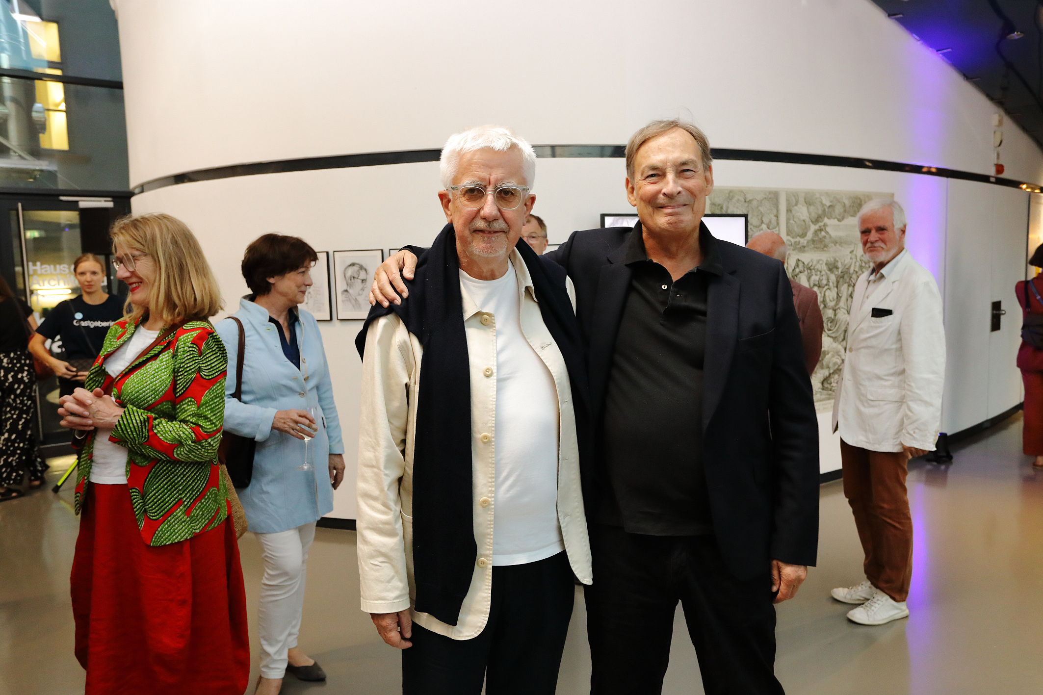 Ehrengäste: Der ehemalige Leiter des Kunsthauses und Intendant des Universalmuseums Joanneum Peter Pakesch (l.) und Kunsthaus-Architekt Colin Fournier.